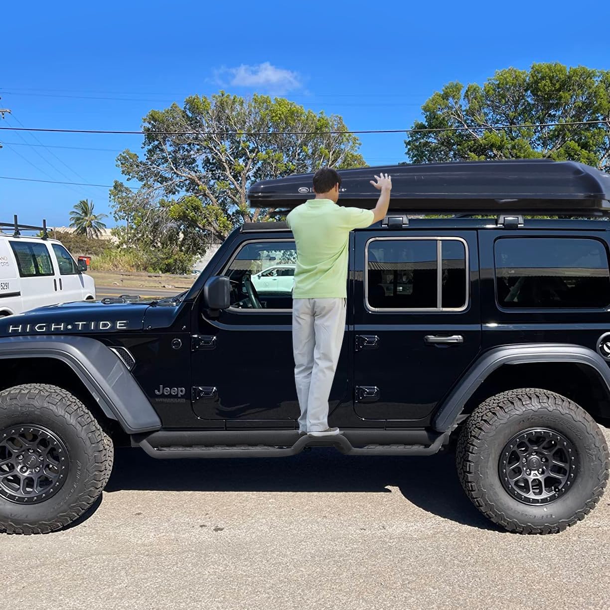 The center Step helps you to load and unload the roof rack easily.