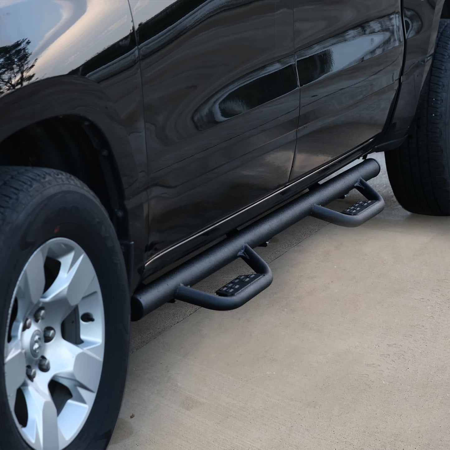 SMANOW running boards design is generally closer to the truck body, which will make the overall effect more beautiful, and can make the truck have better passability.