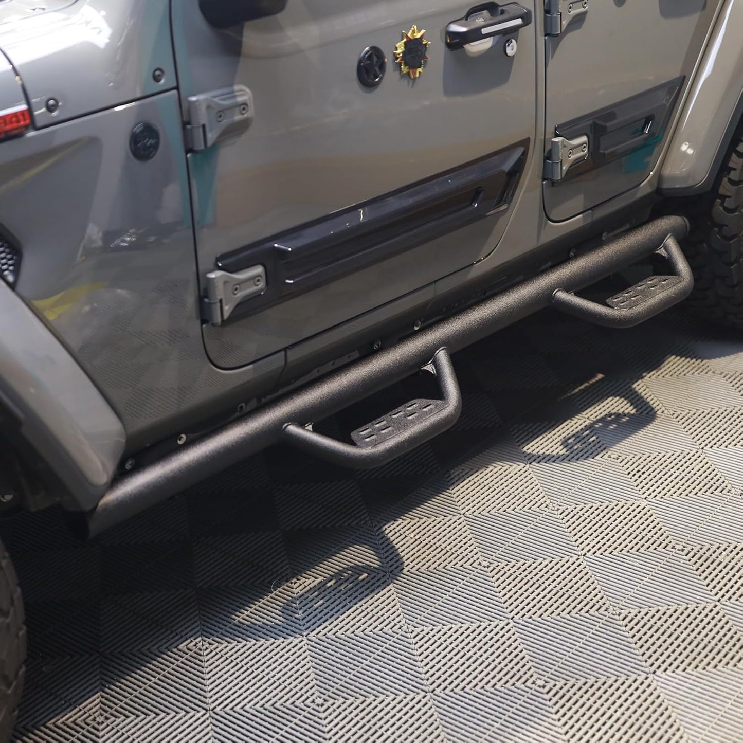 Our design is generally closer to the truck body, which will make the overall effect more beautiful, and can make the truck have better passability.