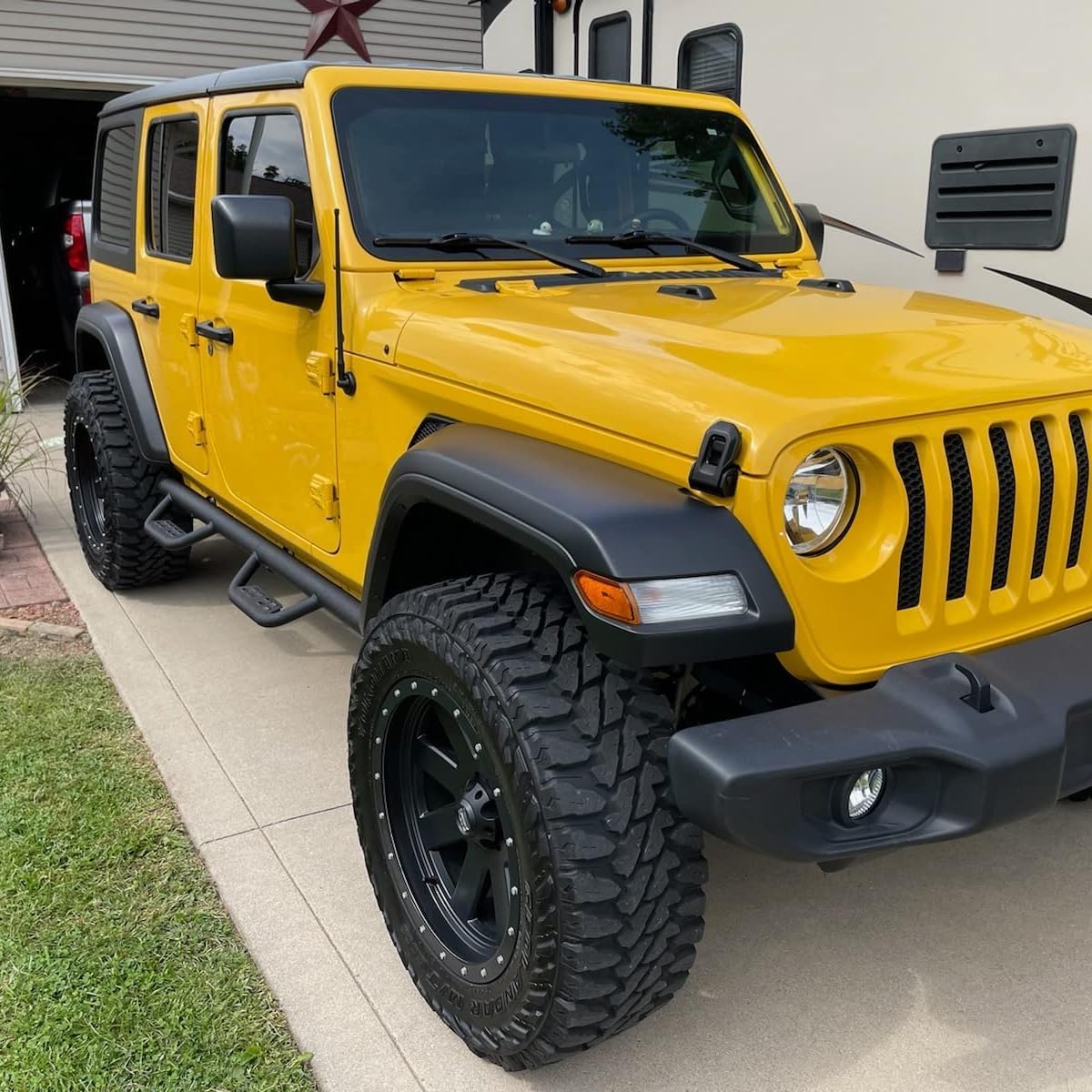 Our design is generally closer to the truck body, which will make the overall effect more beautiful, and can make the truck have better passability.