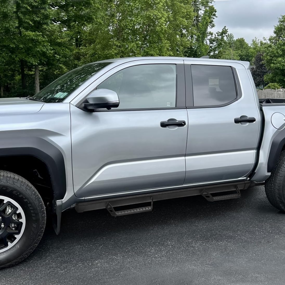 One-piece Bracket Design: The one-piece design of the side steps, rock rails and mounting brackets eliminates the structural weaknesses of traditional splicing while increasing resistance to compression and deformation, ensuring durability and toughness in harsh environments.