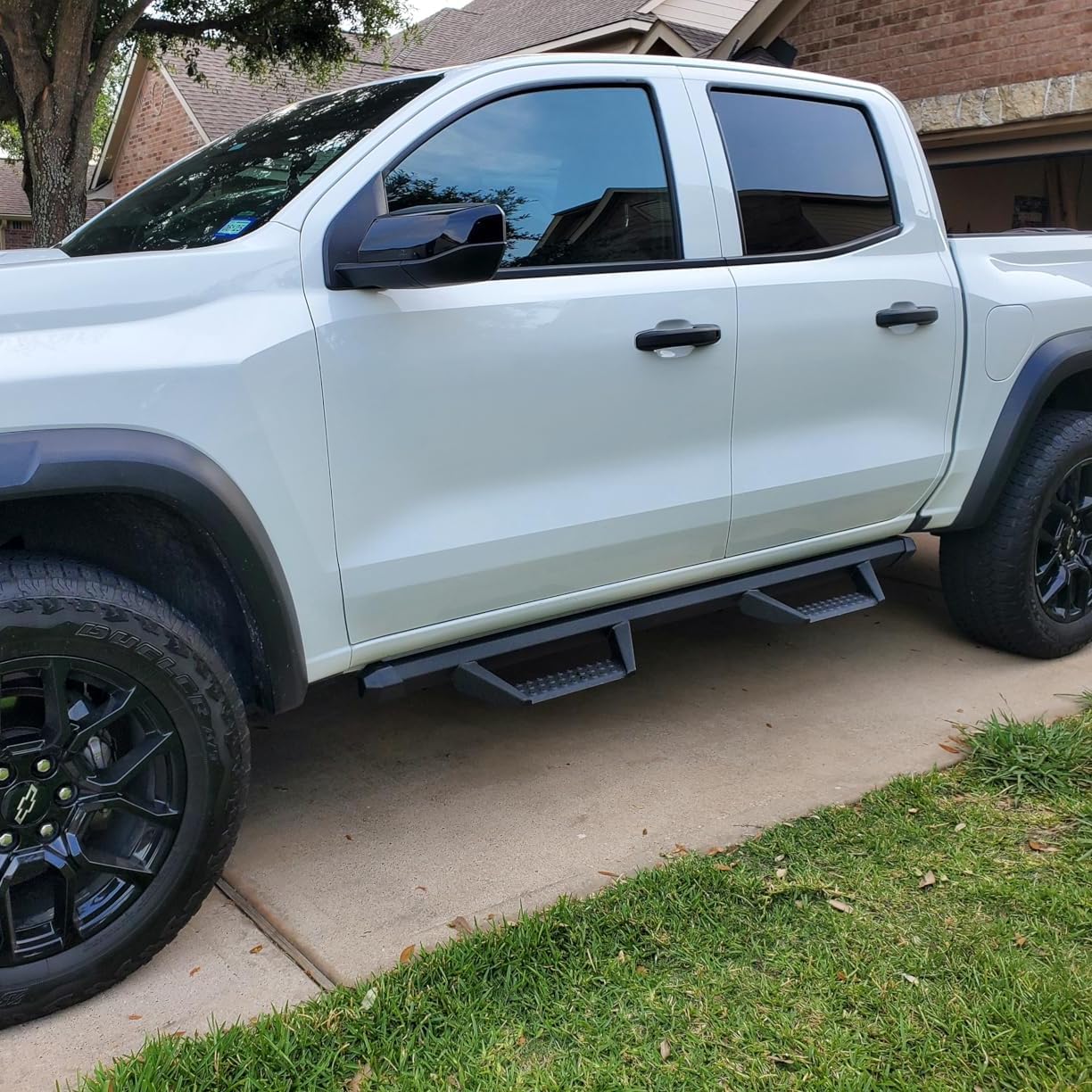 4-inch running boards are less difficult for children or people with limited range of motion to get into the truck, resulting in a convenient ride experience.