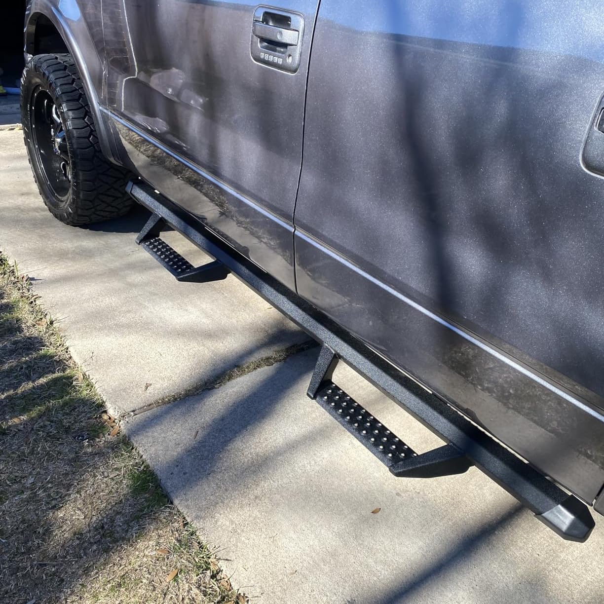 4-inch running boards are less difficult for children or people with limited range of motion to get into the truck, resulting in a convenient ride experience.