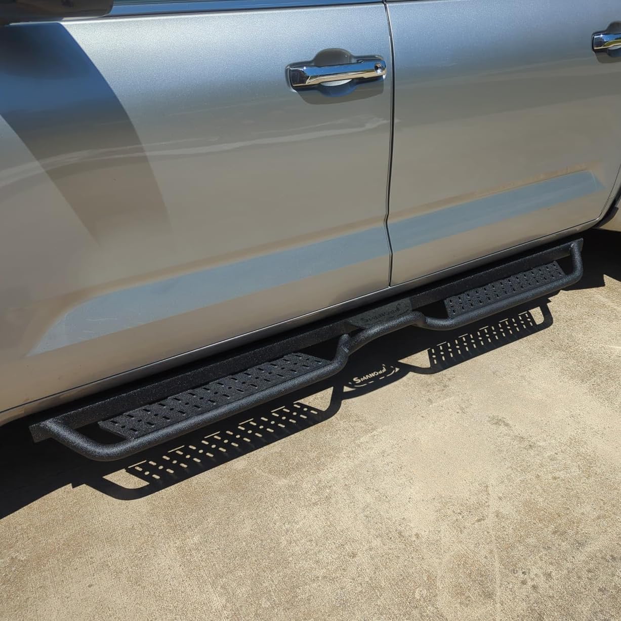 The semi-circular step design in the center of the running borads provides a wide platform, making it easier to stand on the steps to reach the roof and get better access to luggage, making driving around more convenient.
