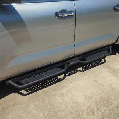 The semi-circular step design in the center of the running borads provides a wide platform, making it easier to stand on the steps to reach the roof and get better access to luggage, making driving around more convenient.