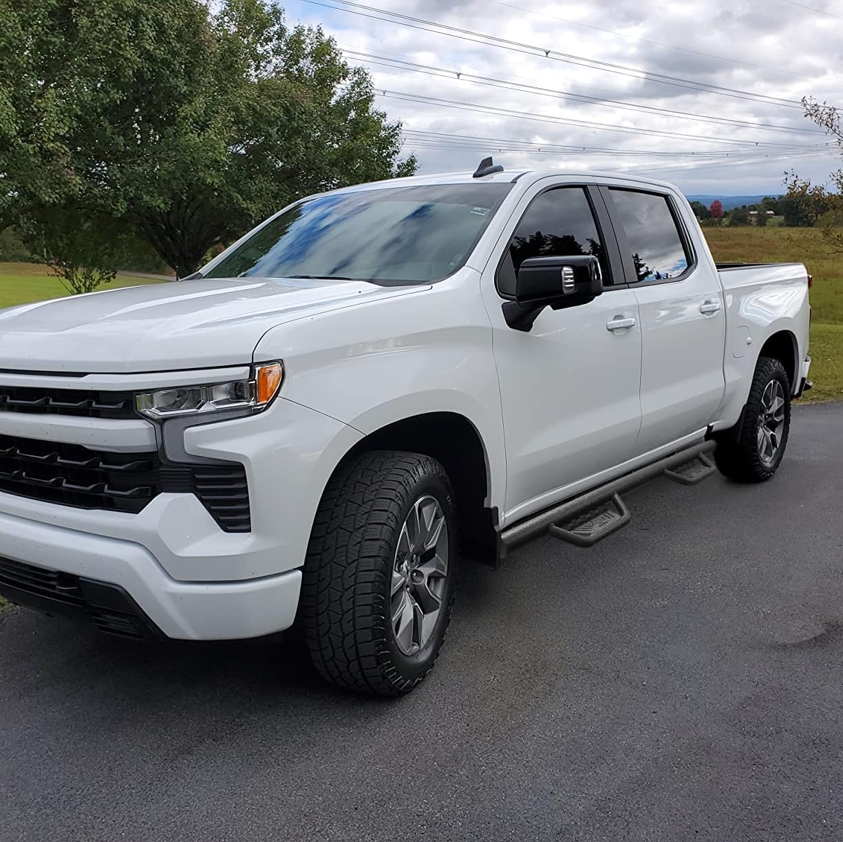 he hollow design nerf bar can reduce the chance of dirt, sand, or snow being carried into the cab. And effectively prevents the accumulation of water and soil on the step surface, keeps the surface dry and clean even in inclement weather to ensure driving safety.